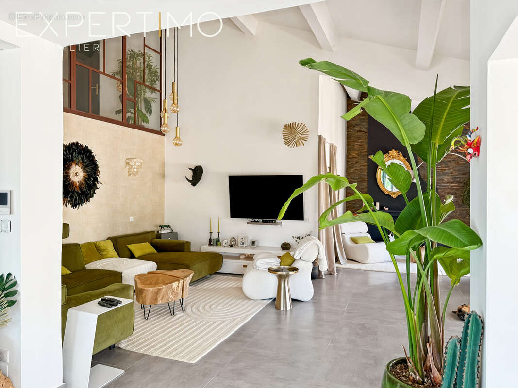 Propriété de 457 m2 + Piscine avec Pool House + 4 garages sur 5500 m2. - photo 15