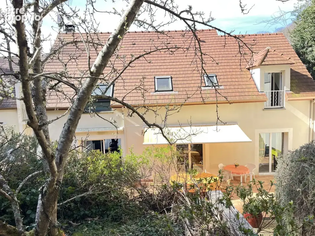 vue maison côté forêt privée - Maison à BUC