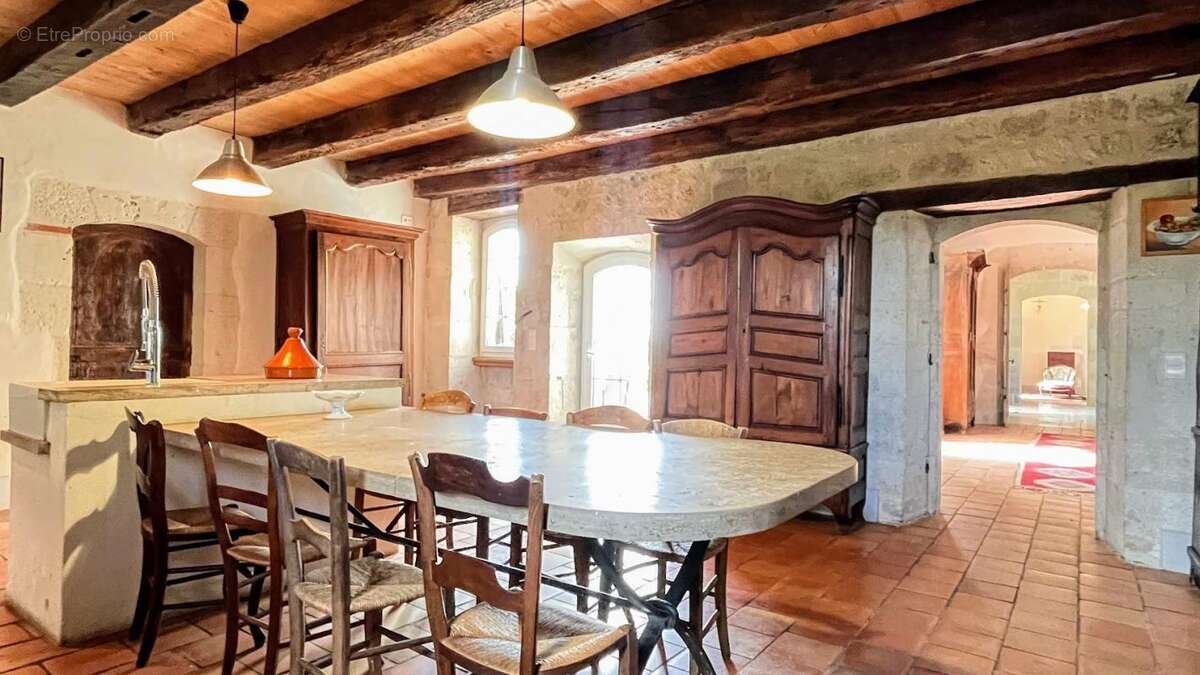 Maison à SAINT-MARTIN-DE-BEAUVILLE