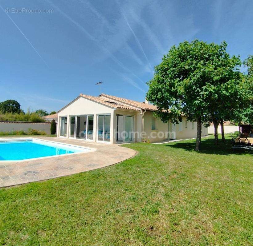 Charente, à Vars, maison de plain pied de 137 m², 4 chambres, véranda, piscine, garage et terrain clos 1002 m² - photo 3