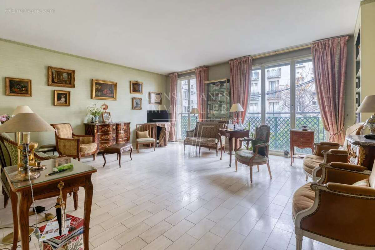 Appartement à NEUILLY-SUR-SEINE