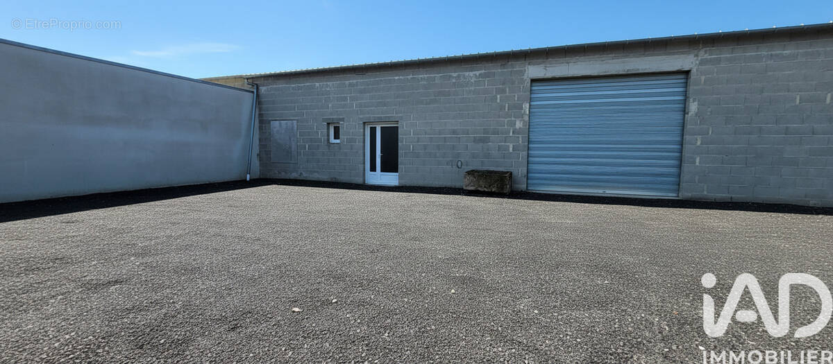 Photo 1 - Parking à SAINT-JEAN-D&#039;ANGELY