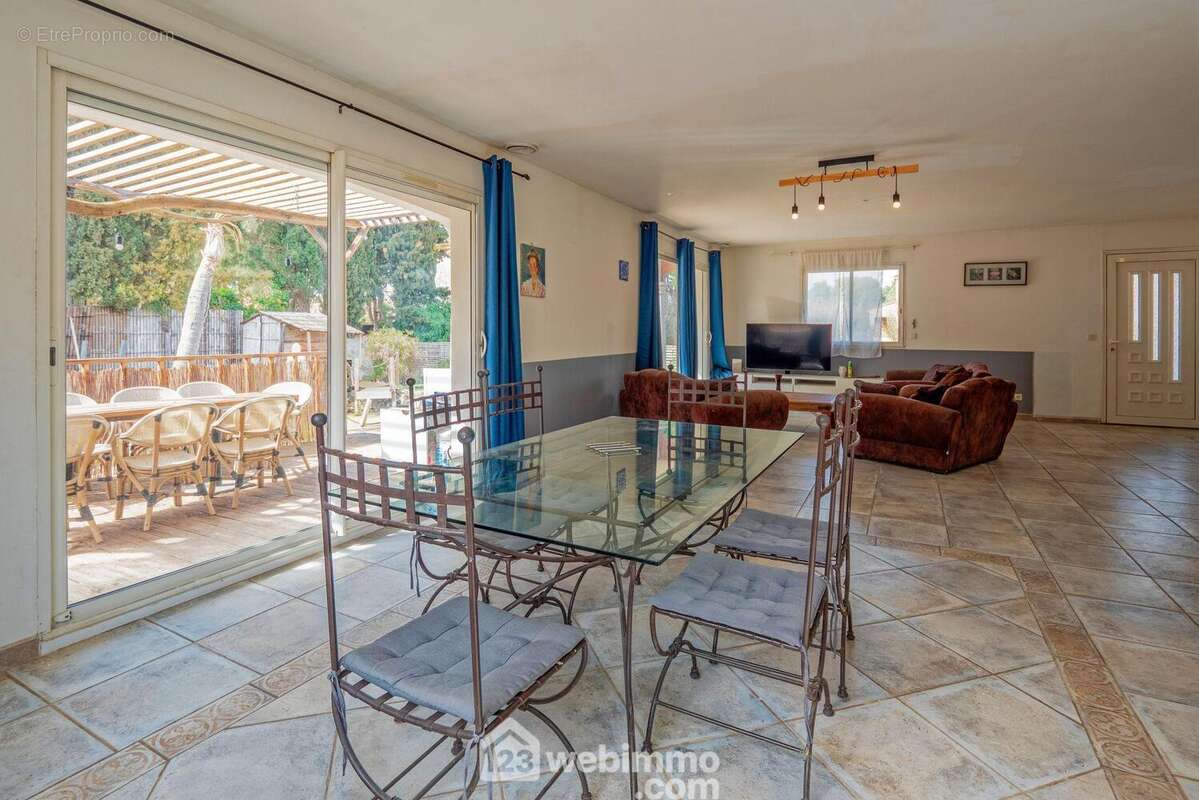 Sans plus attendre, un petit tour par l'extérieur... - Maison à VILLENEUVE-LES-BEZIERS