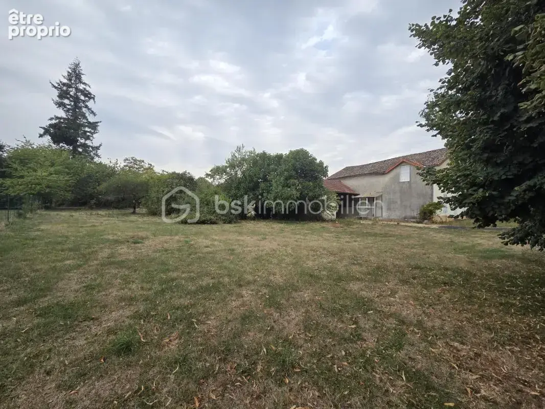 Maison à rénover avec potentiel, grand garage et jardin clos de 1200 m² - photo 12