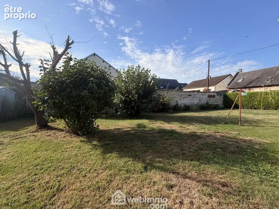 Erigée sur un terrain clos et agréable de 592 m²