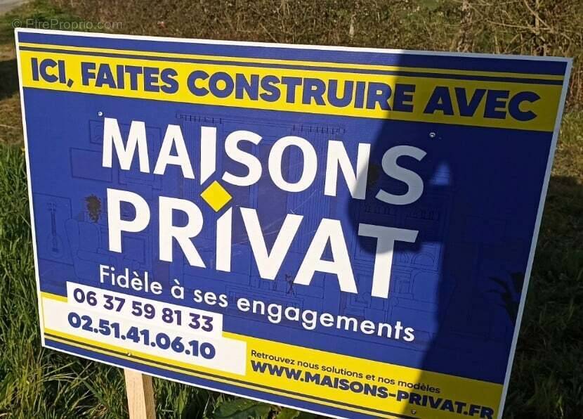 Terrain à LES HERBIERS