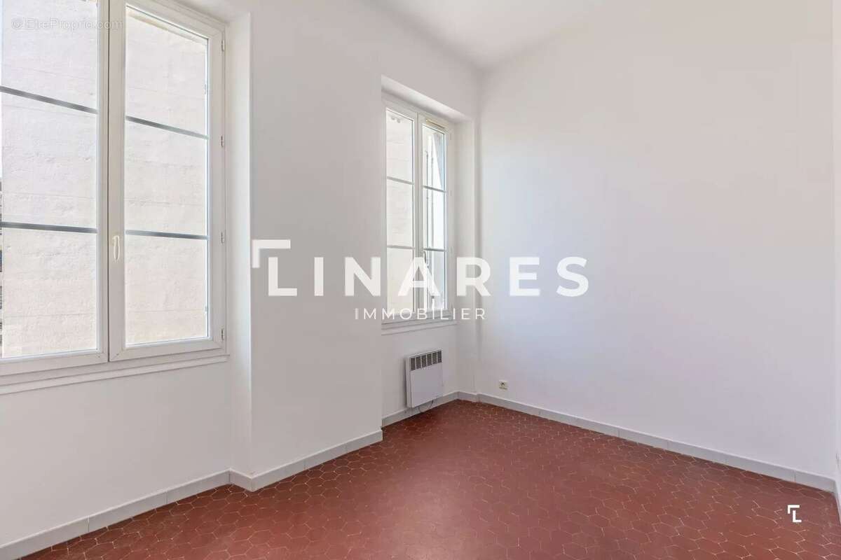 À DEUX PAS DU PORT - Appartement T3 de 52m2 - 13002 Hôtel-de-Ville - photo 8