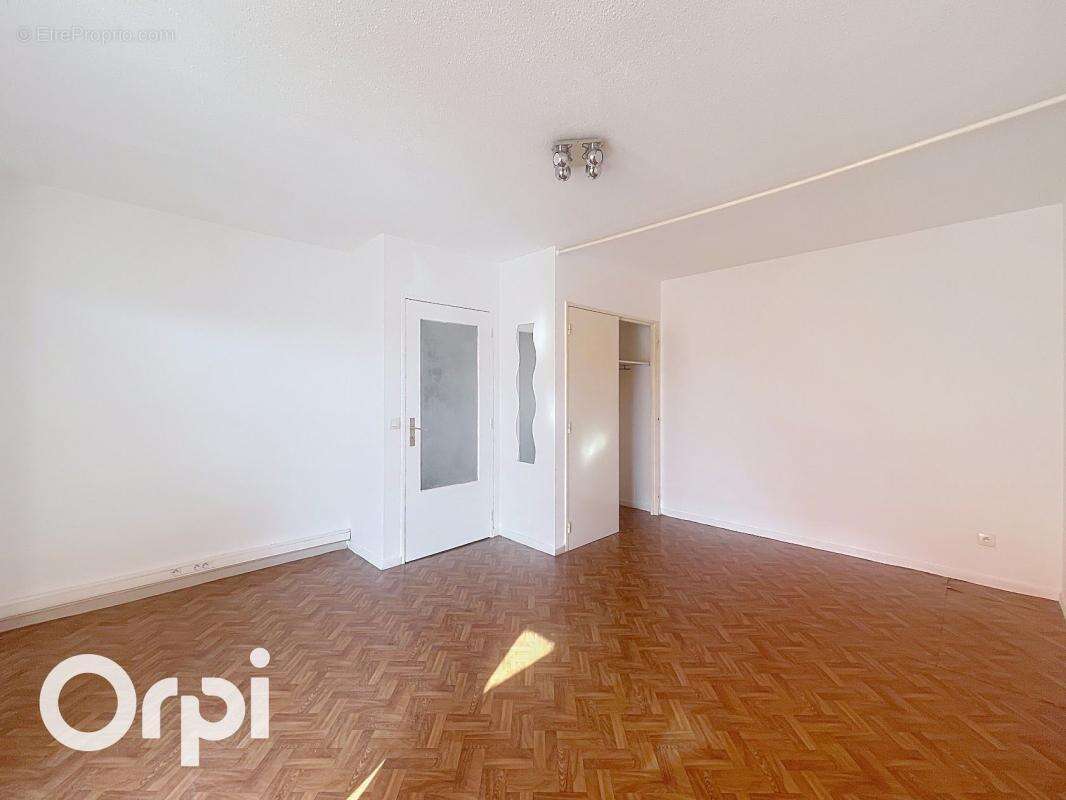 Appartement à SAINT-LAURENT-DU-VAR