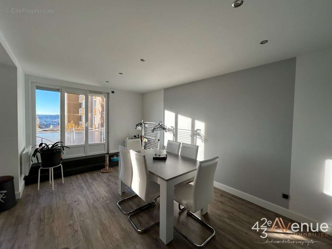 Appartement à SAINT-JEAN-BONNEFONDS