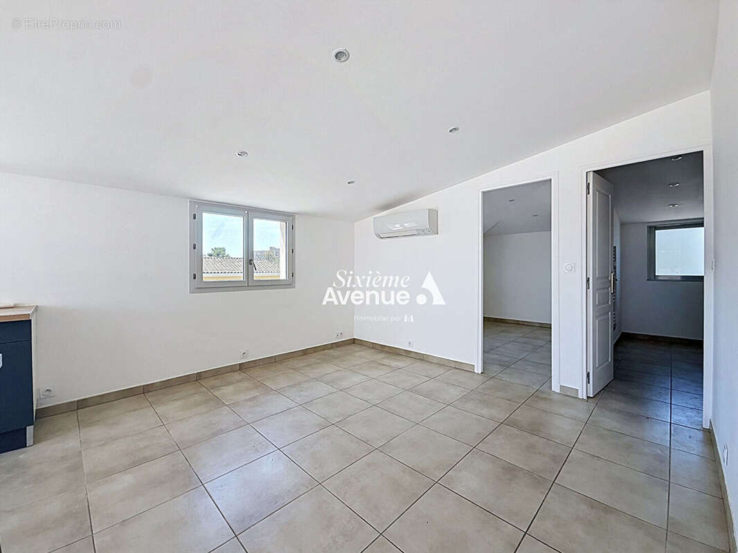 A Vendre Grasse Sud 4 pièces 78m², dernier étage avec terrasse sur toit. Vue dégagée - photo 3