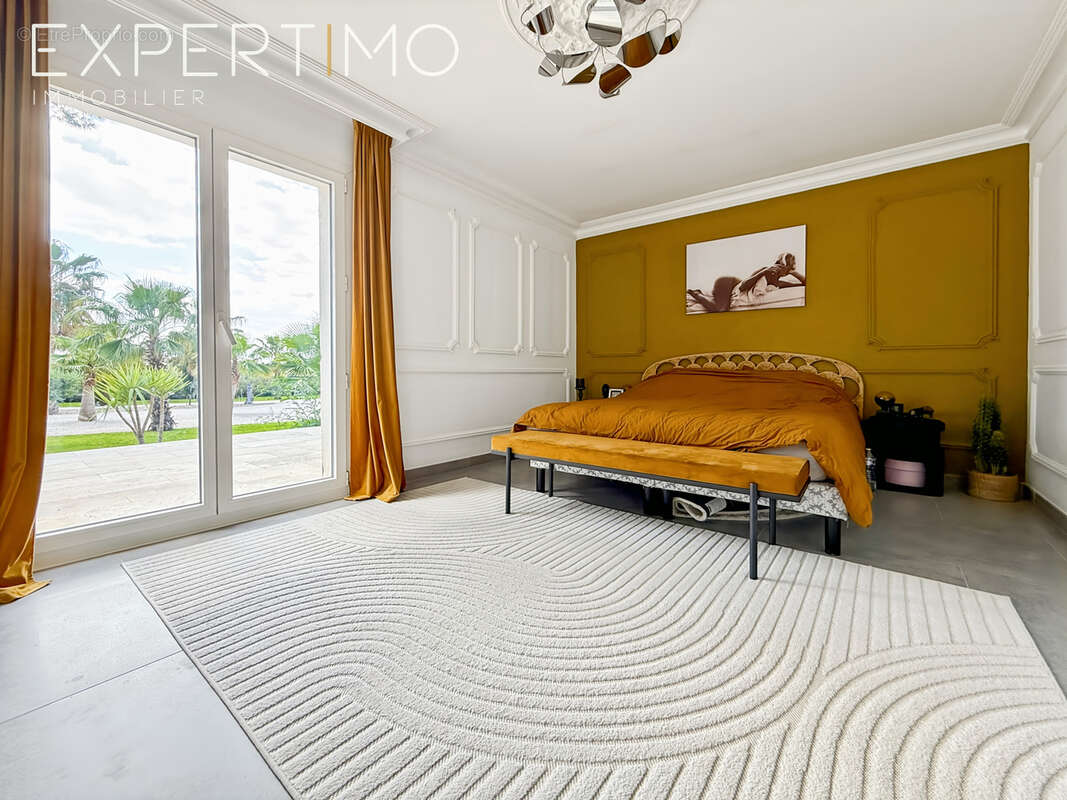 Propriété de 457 m2 + Piscine avec Pool House + 4 garages sur 5500 m2. - photo 16