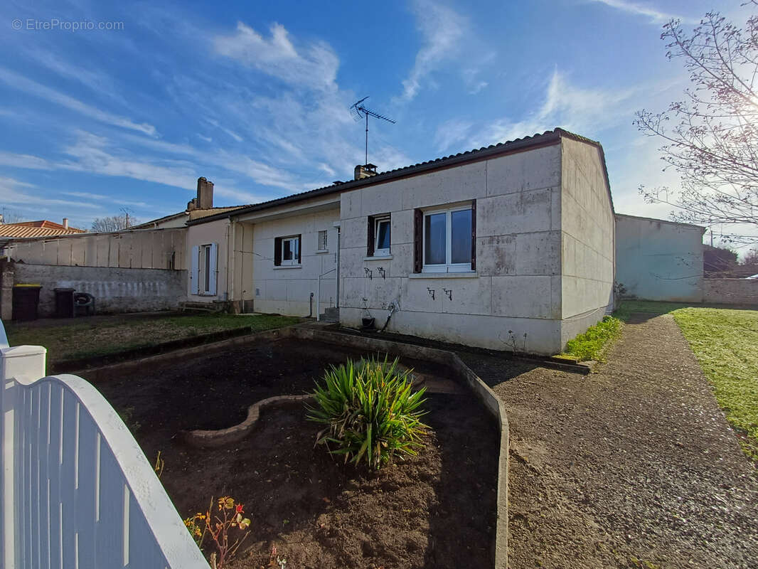 Maison à BAIGNES-SAINTE-RADEGONDE