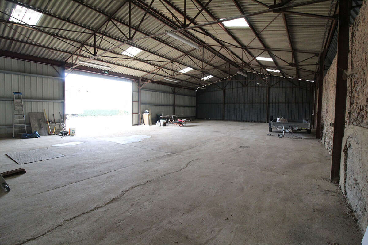 Commerce à TREMBLAY-LES-VILLAGES