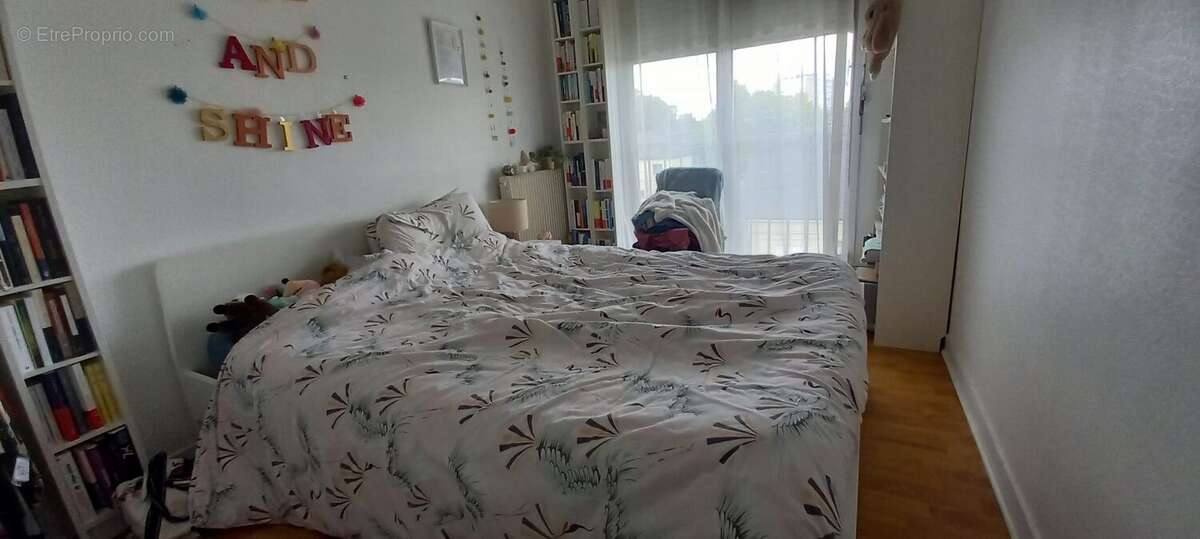 Première chambre lumineuse, parfaite pour une chambre parentale.