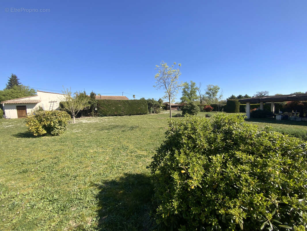 Villa de plain-pied, piscine, terrain paysagé et appartement indépendant. - photo 4