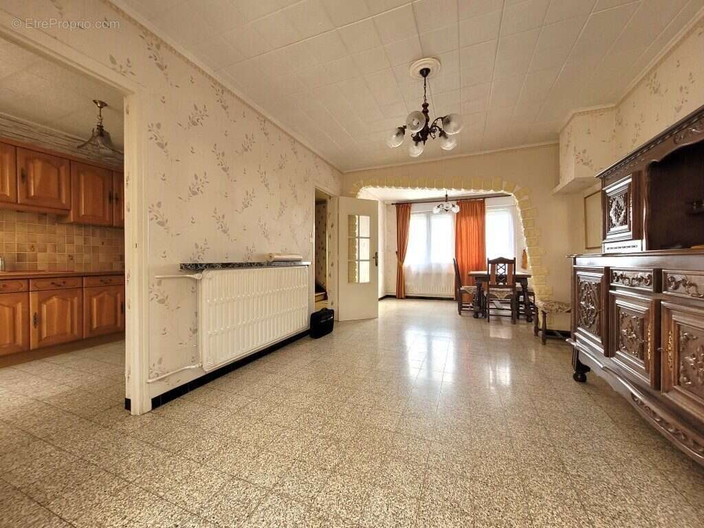 Maison à AVESNES-SUR-HELPE