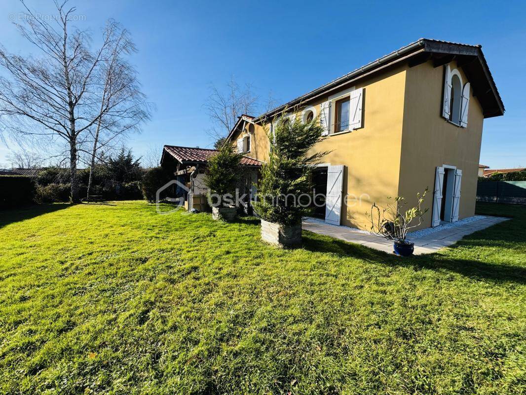 Maison à MONTANAY