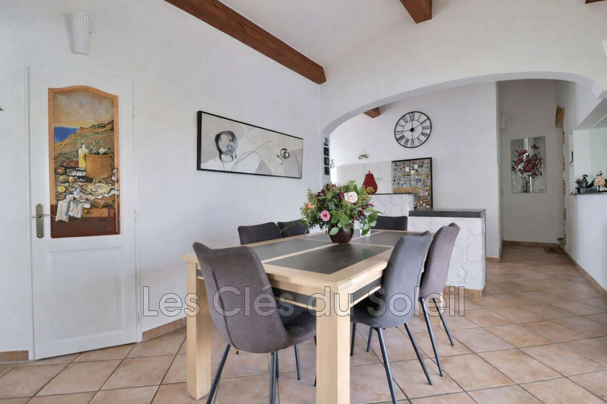 Maison à VINS-SUR-CARAMY
