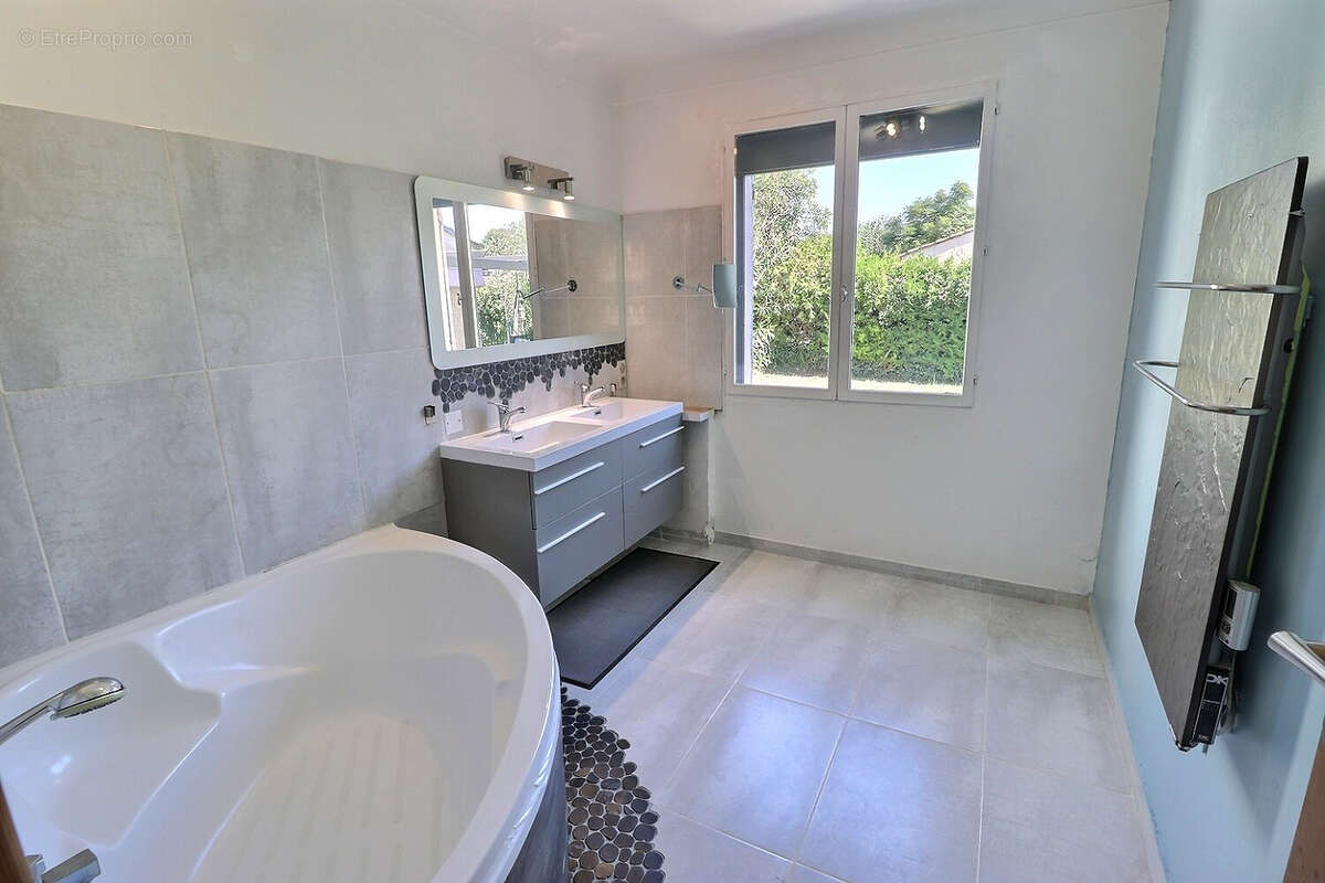 Maison à ENTRAIGUES-SUR-LA-SORGUE