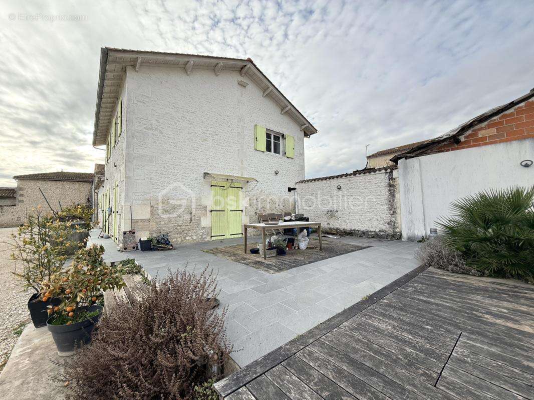 maison en pierre 4 chambres et garage - photo 2