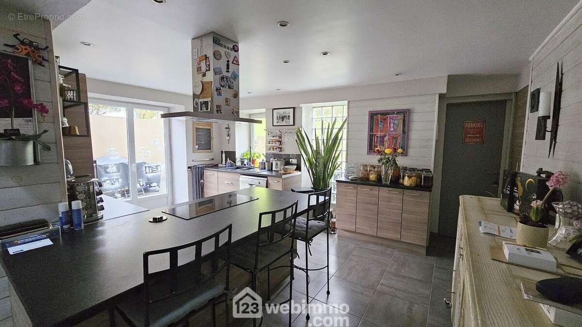 Une cuisine ouverte de 16 m². - Maison à ETIOLLES