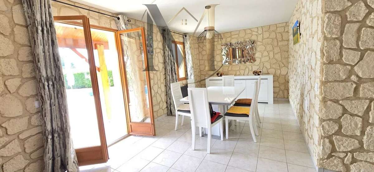 Maison 4 chambres avec piscine, garage et parc arboré - photo 4