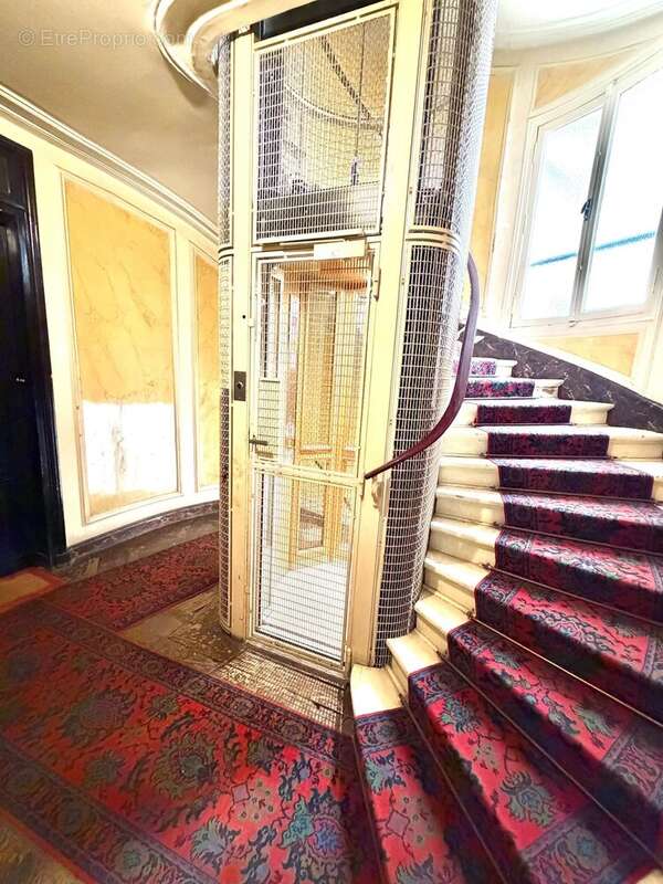 PARIS 6ᵉ – RUE DE RENNES – Un petit appartement qui a tout d'un grand ! - photo 5