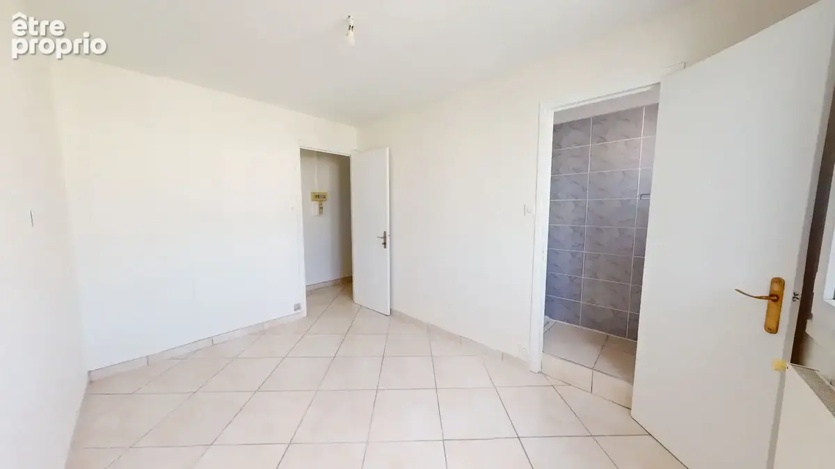 Appartement 2 pièces de 36 m2 - Dernier Etage - Eaux Claires /  Bv Joseph Vallier - photo 5
