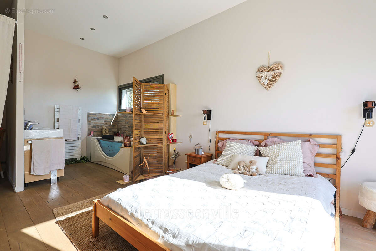 La ciotat - figuerolles - maison familiale - t6 - 204 m2 + t2 40 m2 - piscine - parcelle 1041m2 - vue mer - 1 - photo 18