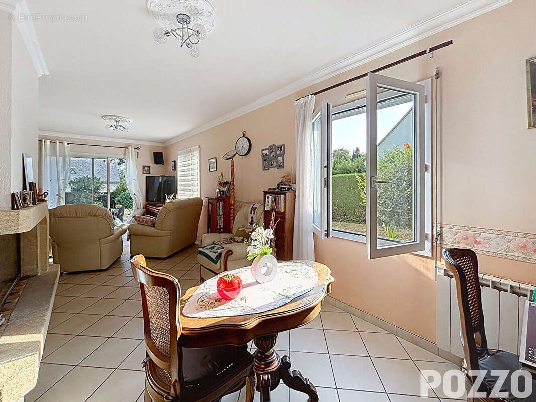 A Vendre - AVRANCHES - LE VAL SAINT PERE - Maison 6 pièce(s) 150 m² - Terrain - photo 9