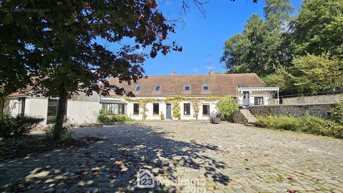 Venez découvrir cette magnifique maison de 235 m² totalement rénovée. - Maison à MILLY-LA-FORET