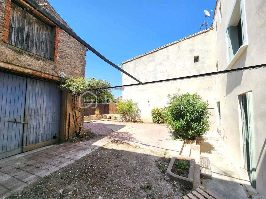 Maison de village T5 de 130 m² – Rénovation intégrale (DPE A) – Extérieur sans vis-à-vis et stationnements privatifs - photo 2