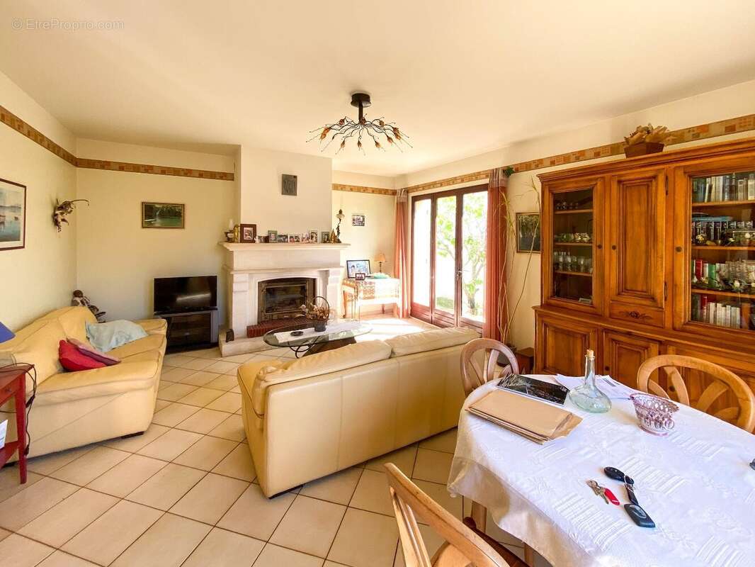 Implantée sur un terrain clos et ensoleillé de 620 m², cette maison de plain-pied développe 115 m² habitables - photo 5