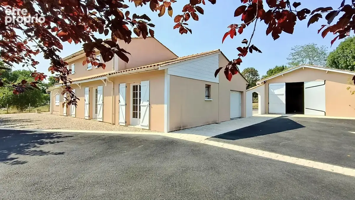 Photo Maison à Saint-Caprais-De-Blaye au prix de 345 000€