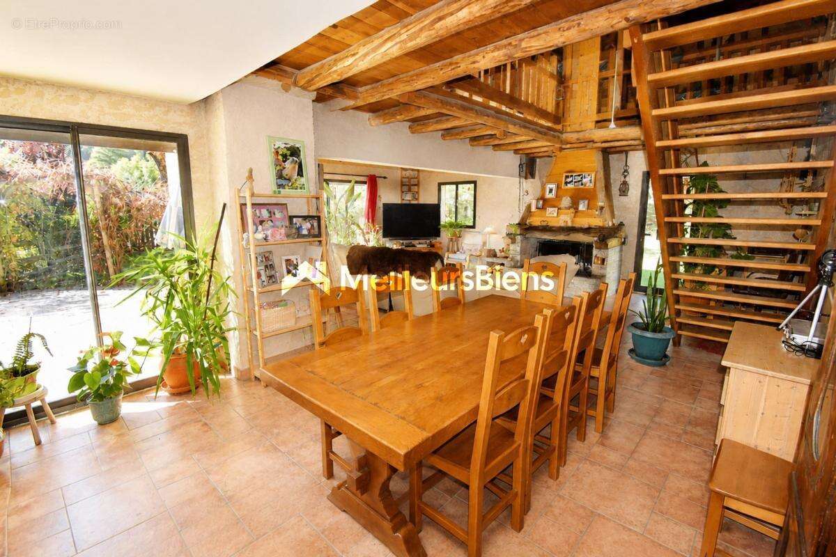 Chalet familial à Val-des-Prés, terrasse, balcon et jardin de 1405 m² - photo 5