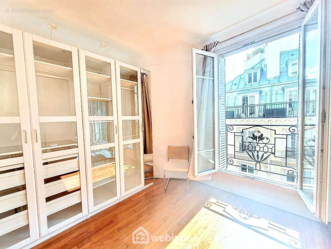 La chambre est également très lumineuse - Appartement à PARIS-8E