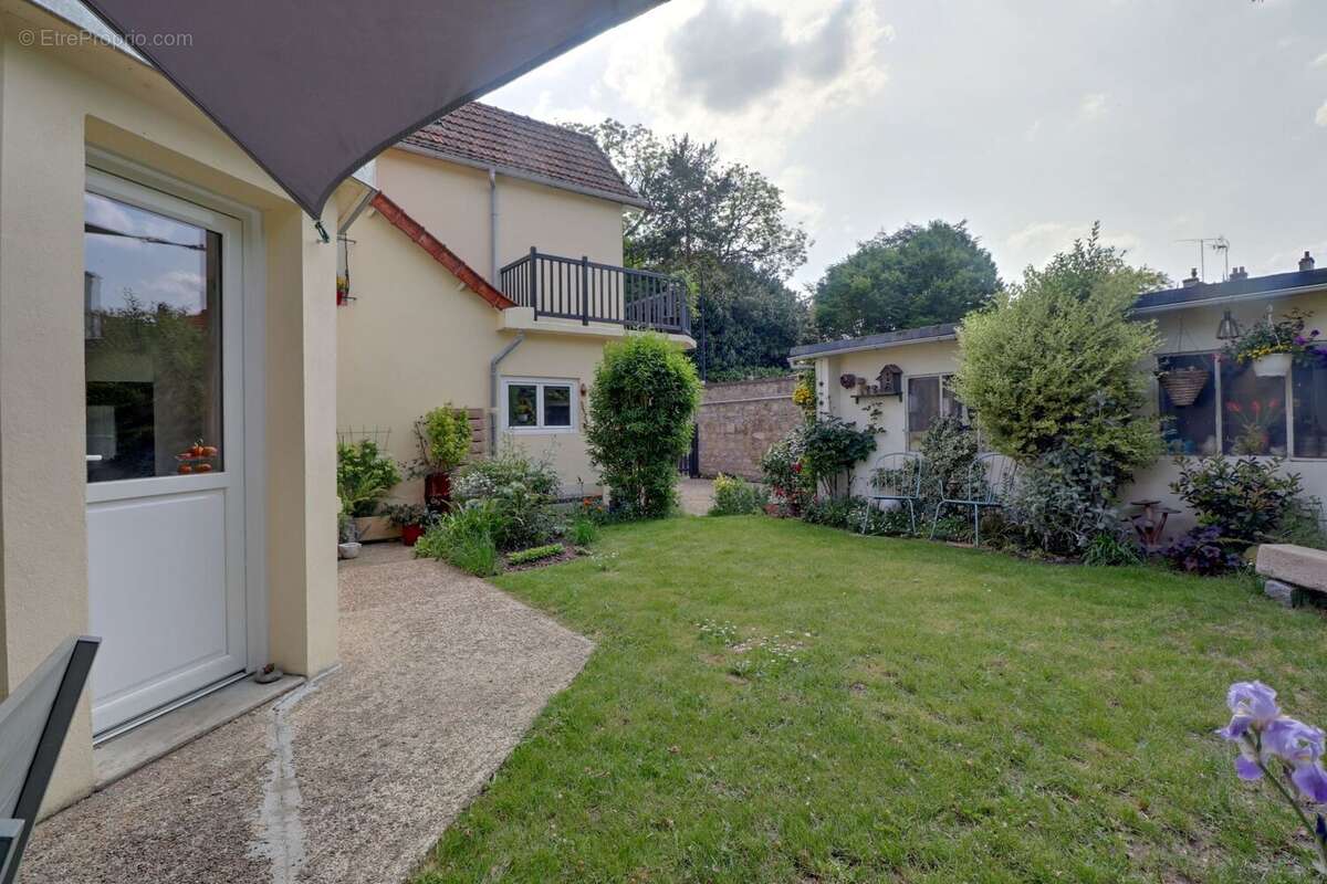 Maison à MAURECOURT