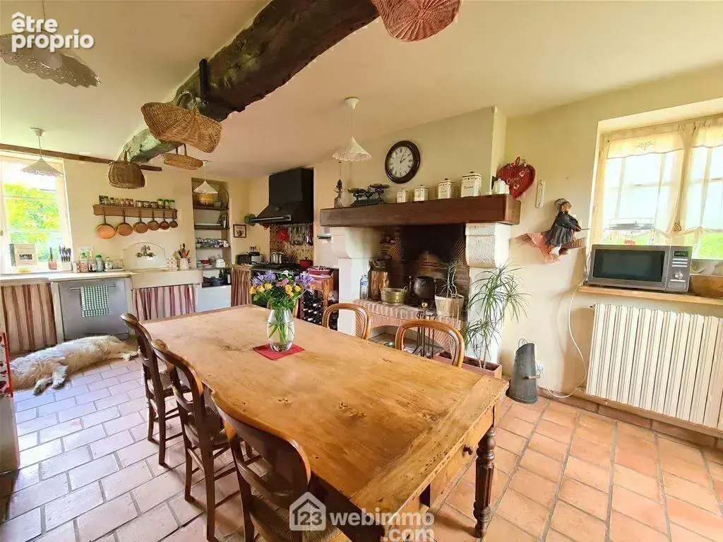 Une cuisine de 24 m² avec sa cheminée.
