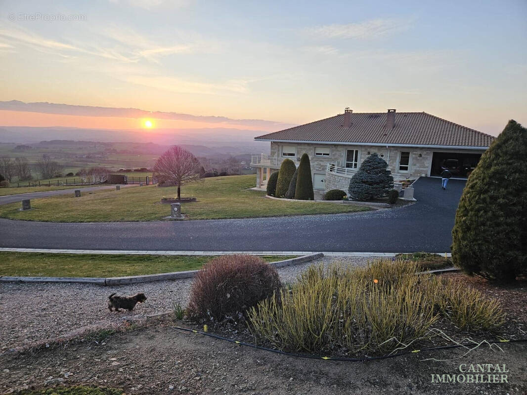 vue générale - Maison à CLAVIERES
