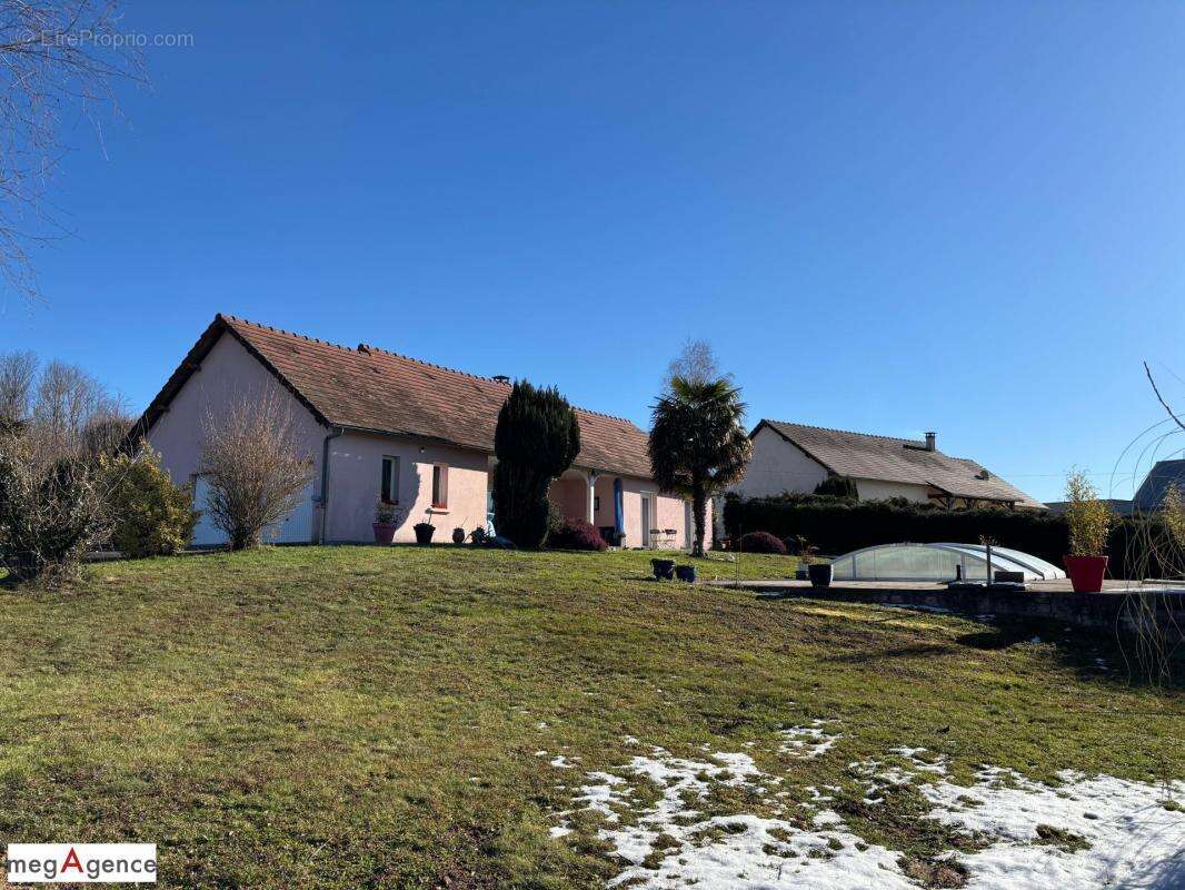 Maison à SAINT-GERMAIN-LES-VERGNES