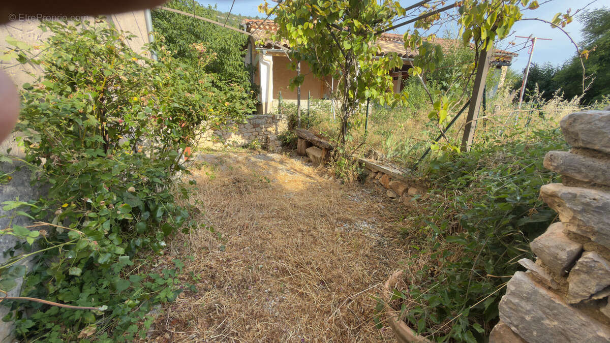 172 m2 - Grand potentiel - Toiture neuve - 10 couchages - Jardinet - photo 13