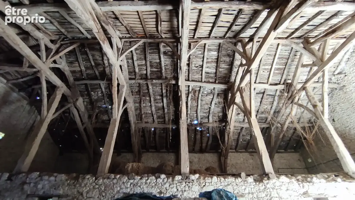 Beau potentiel pour cette propriété en pierre à rénover avec une maison, une grange et un terrain 7802 m2 avec - photo 21