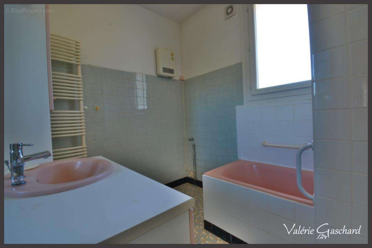 Saint seurin sur l'isle -Maison 4 chambres + sous sol total, grange et terrain - photo 10