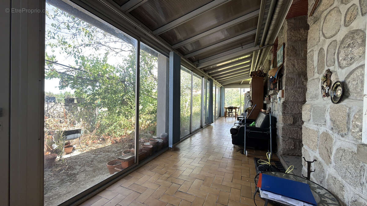 Propriété traditionnelle de 148 m2 sur parcelle arborée de 780 m2 avec dépendances - photo 12