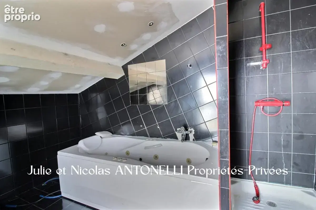 LA FOUILLOUSE (42480) Maison en pierre 212m² habitables 6 chambres garage et jardin - photo 12