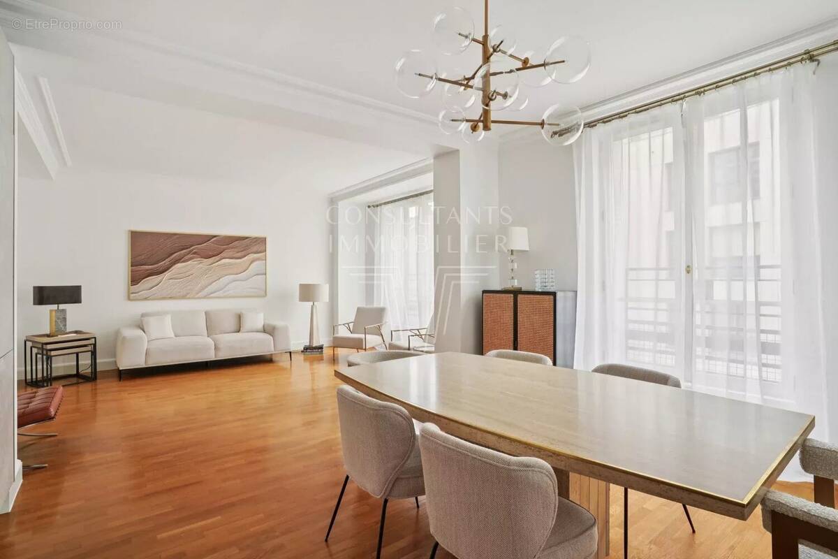 Appartement à NEUILLY-SUR-SEINE