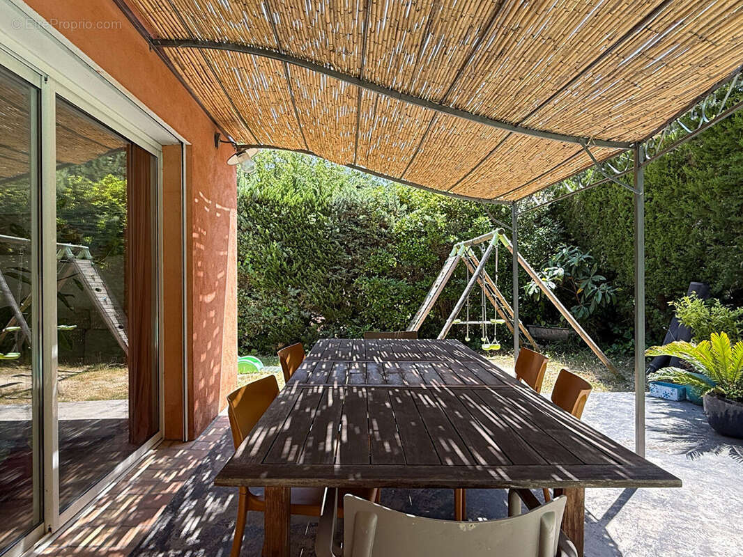 Maison à LA ROQUE-D&#039;ANTHERON