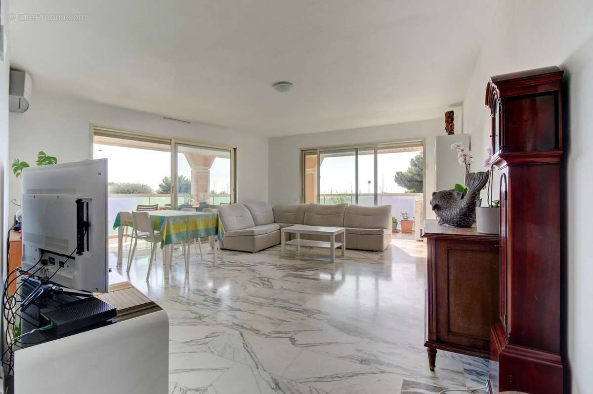 Appartement à SAINT-LAURENT-DU-VAR