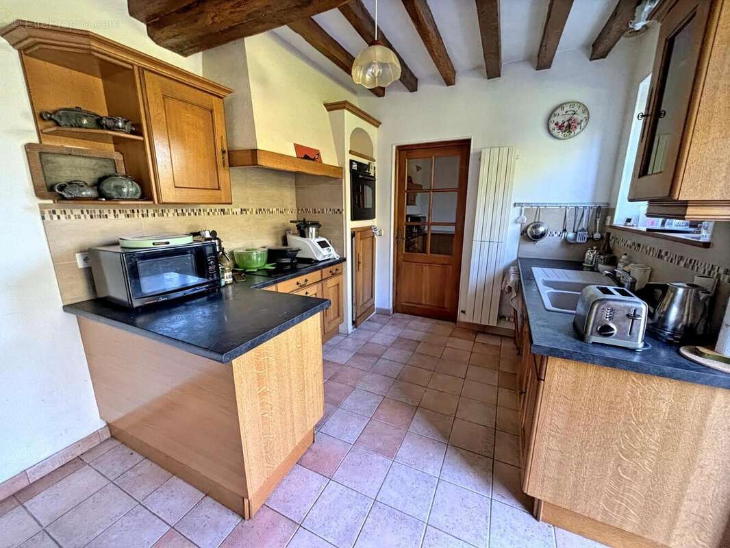 Maison 230 m² à Villeneuve-Les-Genets  - photo 6