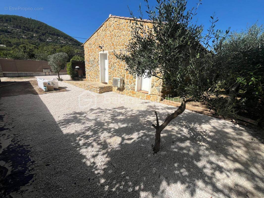 Maison à SOLLIES-PONT